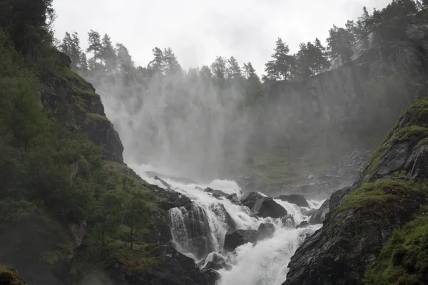 Vodopád v deštivé počasí v Norsku — Stock fotografie