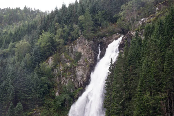 Vattenfall i Norge regnigt väder — Stockfoto