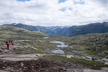 Cliff ve Norveç Fiyordu içinde taşlar