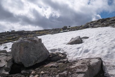 Cliff ve Norveç Fiyordu içinde taşlar