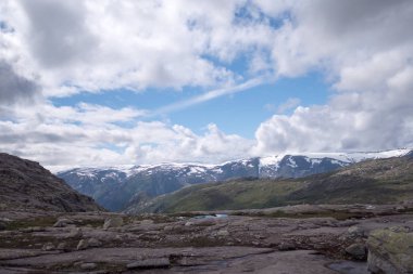 Cliff ve Norveç Fiyordu içinde taşlar