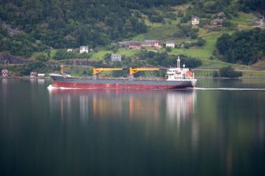 Norveç sudaki yansıması ile Fiyordu içinde tekne