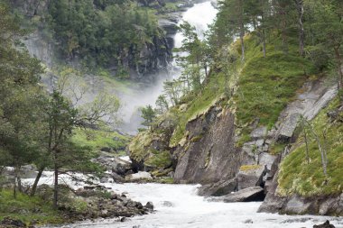 Norveç yağmurlu havalarda şelale