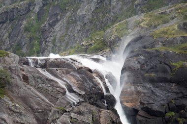Norveç yağmurlu havalarda şelale