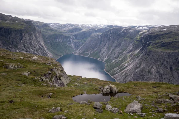 Zobacz w pobliżu Trolltunga do fiordu i wody Norwegii — Zdjęcie stockowe