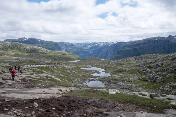 Cliff ve Norveç Fiyordu içinde taşlar