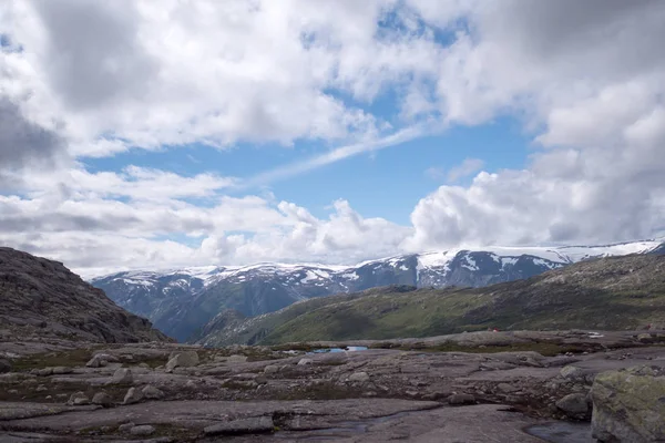 Cliff ve Norveç Fiyordu içinde taşlar