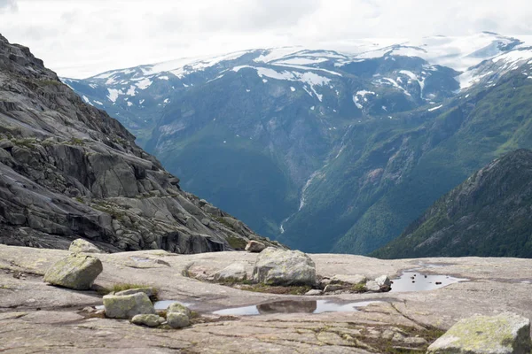 Klif i kamienie w fiordu Norwegii — Zdjęcie stockowe