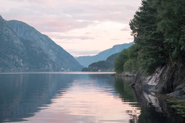 Norge - idealisk fjord reflektion i klart vatten — Stockfoto