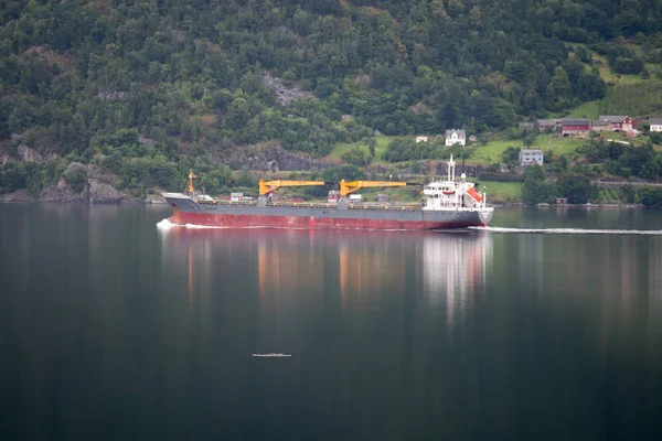 Norveç sudaki yansıması ile Fiyordu içinde gemi