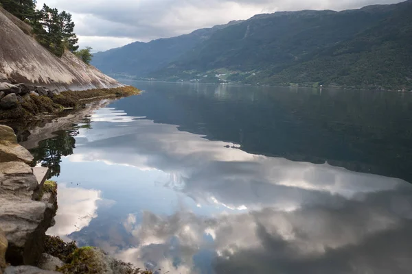 ノルウェー - きれいな水で理想的なフィヨルド反射 — ストック写真