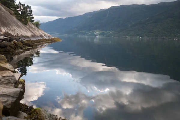 Norsko - ideální fjordu odraz v čisté vodě — Stock fotografie