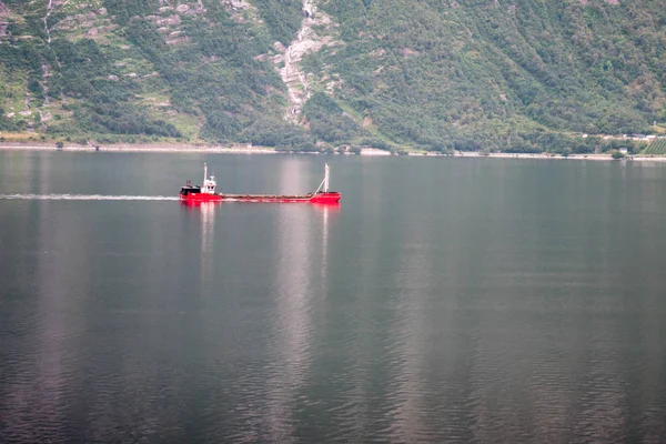 Norveç sudaki yansıması ile Fiyordu içinde gemi