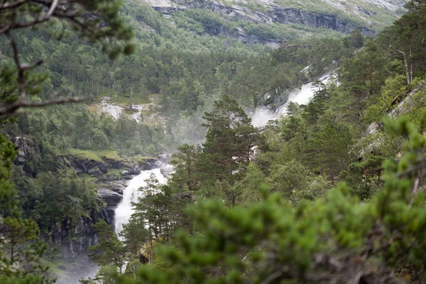 Wodospad w Norwegii deszczowa pogoda — Zdjęcie stockowe