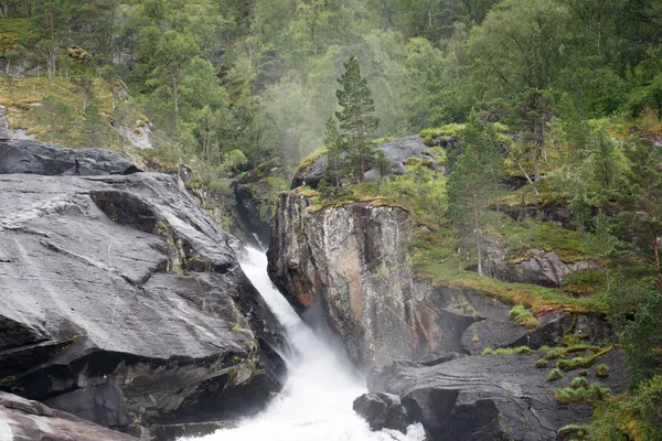 Norveç yağmurlu havalarda şelale