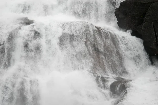 瀑布在挪威阴雨天气 — 图库照片
