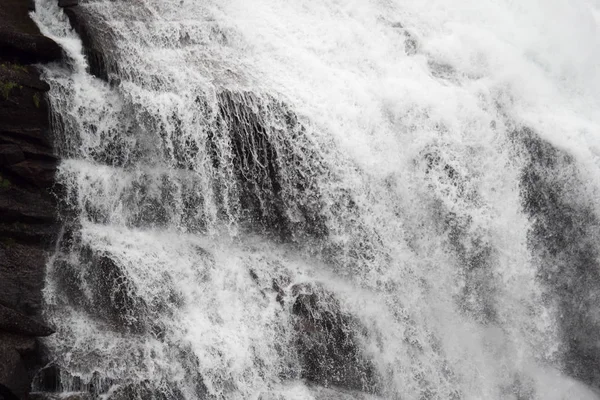 Cachoeira na Noruega tempo chuvoso — Fotografia de Stock