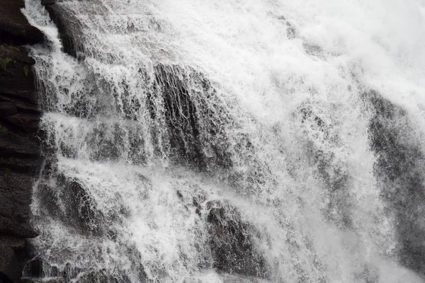 Cascade en Norvège temps pluvieux — Photo