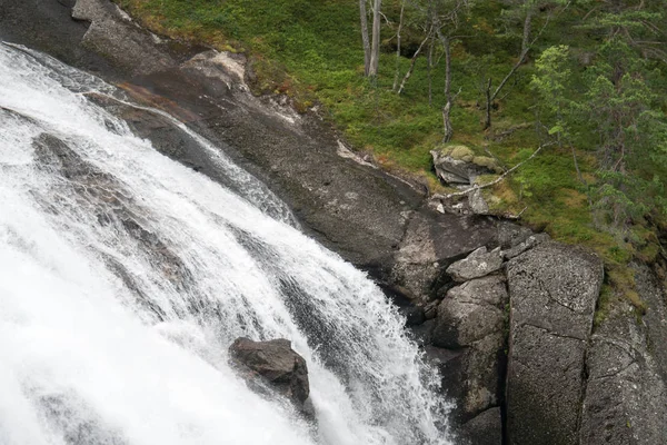 Vattenfall i Norge regnigt väder — Stockfoto