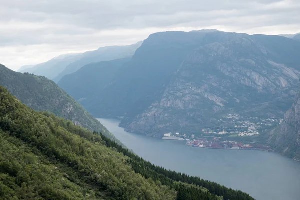 Het uitzicht op de smalste fjord in Noorwegen — Stockfoto