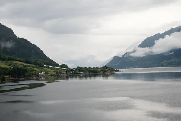 На западе Норвегии облачно с прояснениями — стоковое фото