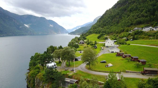 Blick von der Drohne auf Fjord und Wasser in Norwegen — Stockfoto