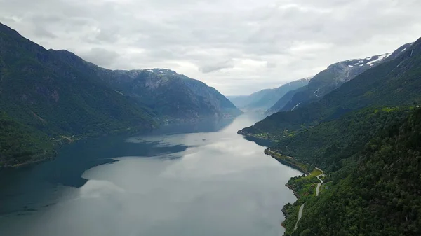 Blick von der Drohne auf Fjord und Wasser in Norwegen — Stockfoto