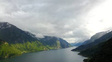 Fiyort ve su görünümünden dron Norveç'te