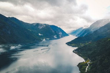 Fiyort ve su görünümünden dron Norveç'te