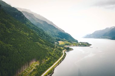 Fiyort ve su görünümünden dron Norveç'te