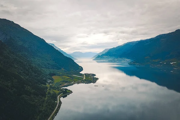 Widok na fiord i wodę z warkotem w Norwegii — Zdjęcie stockowe