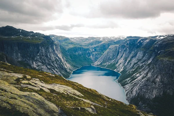 Widok na fiord i wodę z warkotem w Norwegii — Zdjęcie stockowe