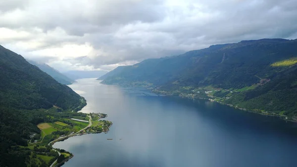 Vista al fiordo y al agua del dron en Noruega — Foto de Stock