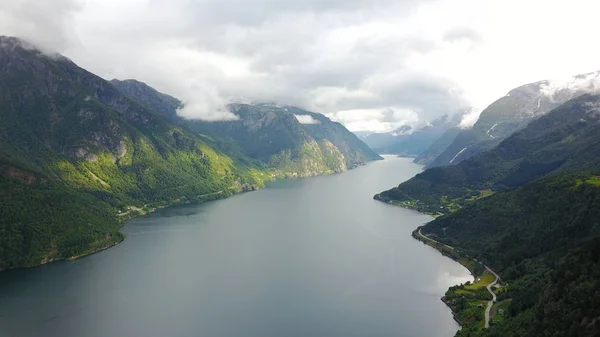 Blick von der Drohne auf Fjord und Wasser in Norwegen — Stockfoto