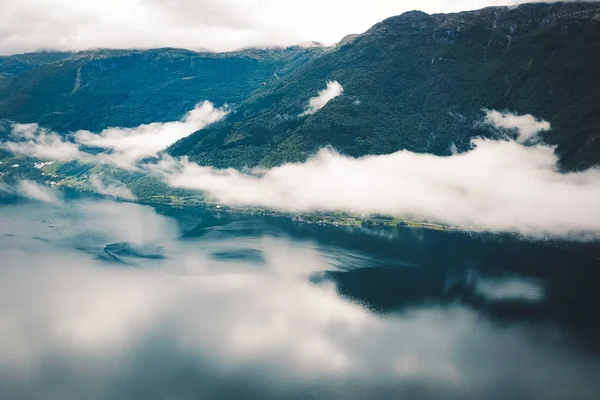 Fiyort ve su görünümünden dron Norveç'te