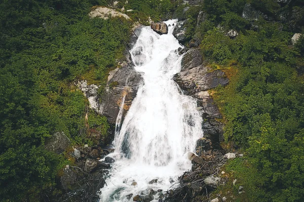 ノルウェーの雨の日の滝 — ストック写真