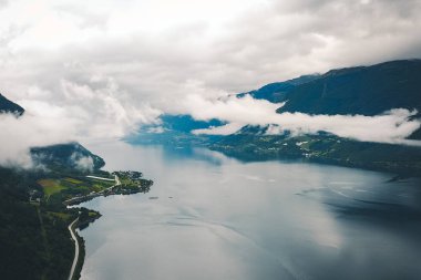 Fiyort ve su görünümünden dron Norveç'te