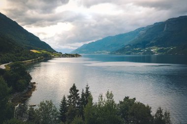 Fiyort ve su görünümünden dron Norveç'te