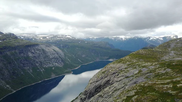 Vista al fiordo y al agua del dron en Noruega — Foto de Stock