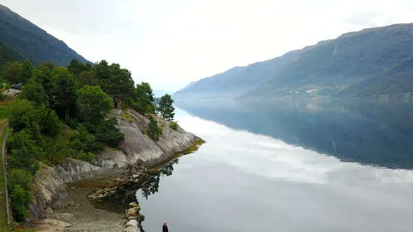 Veduta del fiordo e dell'acqua dal drone in Norvegia — Foto Stock