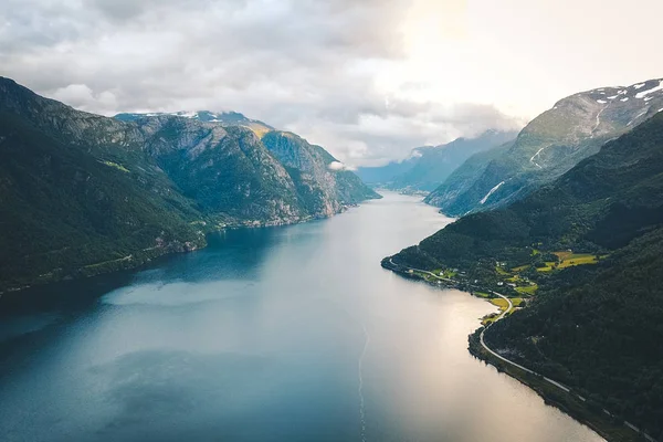 Fiyort ve su görünümünden dron Norveç'te