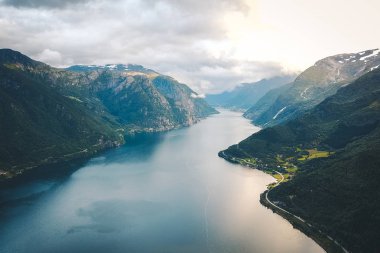 Fiyort ve su görünümünden dron Norveç'te