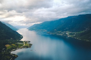 Fiyort ve su görünümünden dron Norveç'te