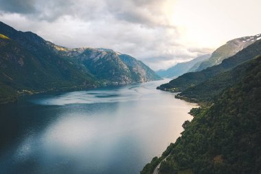 Fiyort ve su görünümünden dron Norveç'te