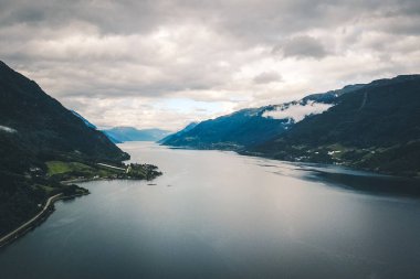 Fiyort ve su görünümünden dron Norveç'te