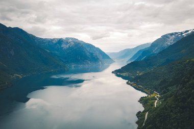 Fiyort ve su görünümünden dron Norveç'te