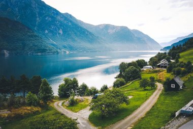 Fiyort ve su görünümünden dron Norveç'te