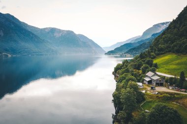 Fiyort ve su görünümünden dron Norveç'te