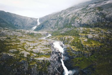 Norveç yağmurlu havalarda şelale