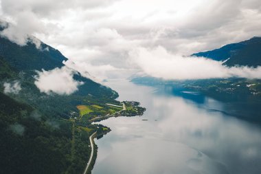 Fiyort ve su görünümünden dron Norveç'te